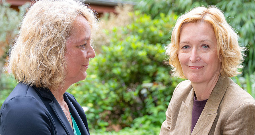 Claudia Mächtle im therapeutischen Gespräch im Garten