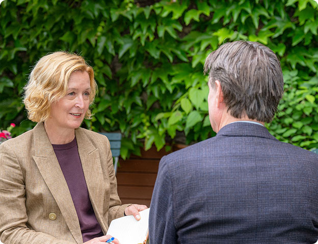 Claudia Mächtle im Gespräch mit einer Klientin